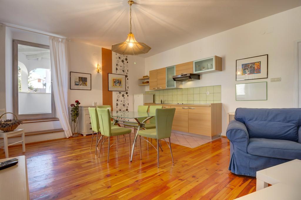 Apartments Mandarina Mali Lošinj Rum bild